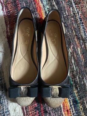 Salvatore Ferragamo Two-Tone Vara Bow Flats - Black & Beige